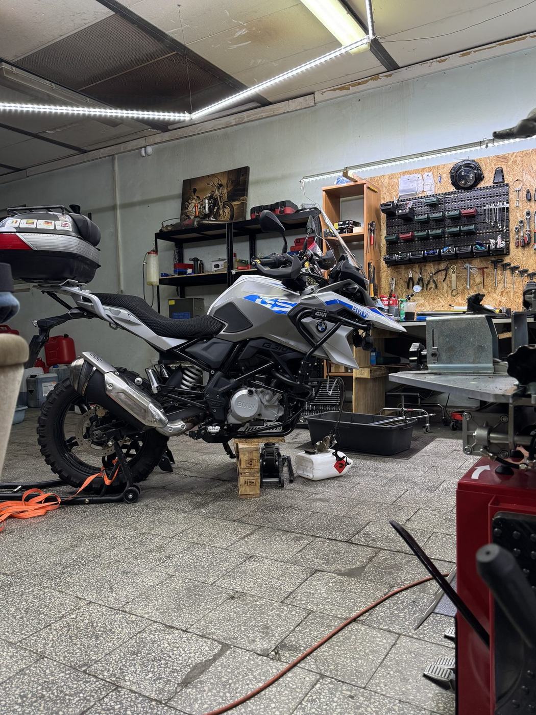 Motocykl BMW GS przygotowany do serwisu okresowego
