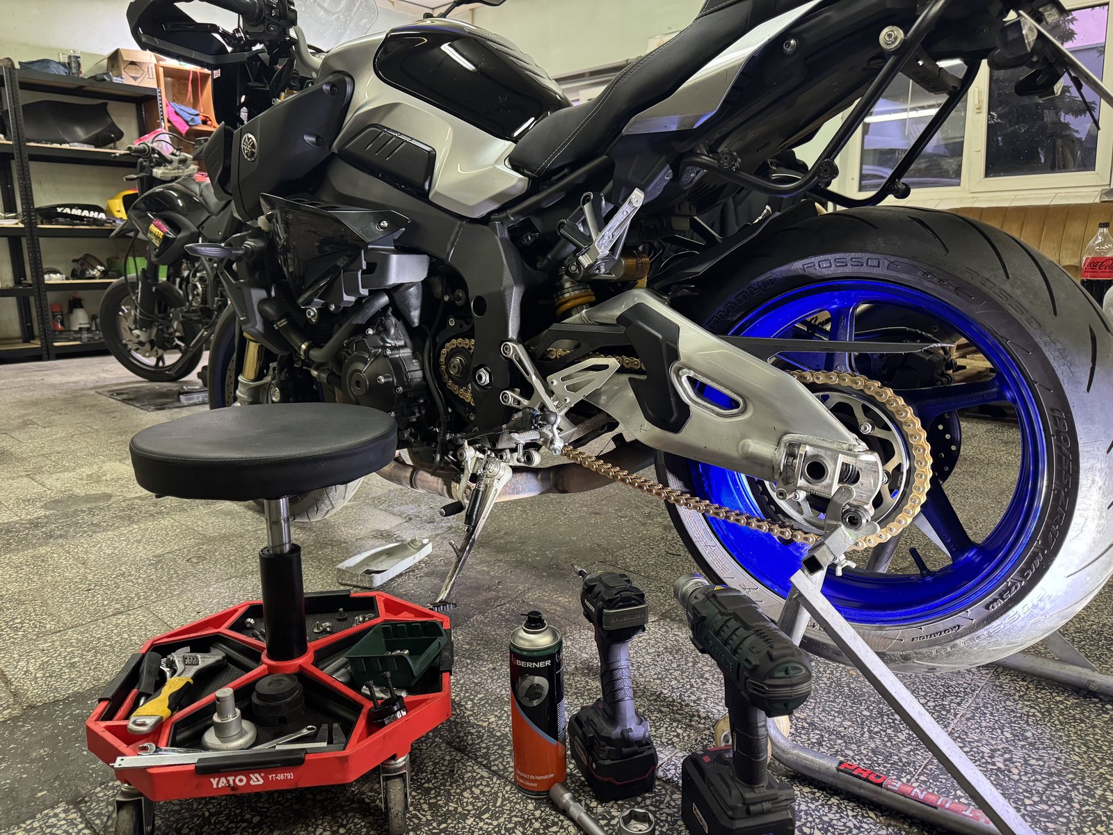 Tylne koło motocykla podczas prac serwisowych